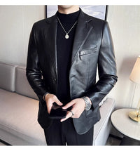 Mann in schwarzer Lederjacke, hält Smartphone, elegantes Outfit, modernes Wohnzimmer.